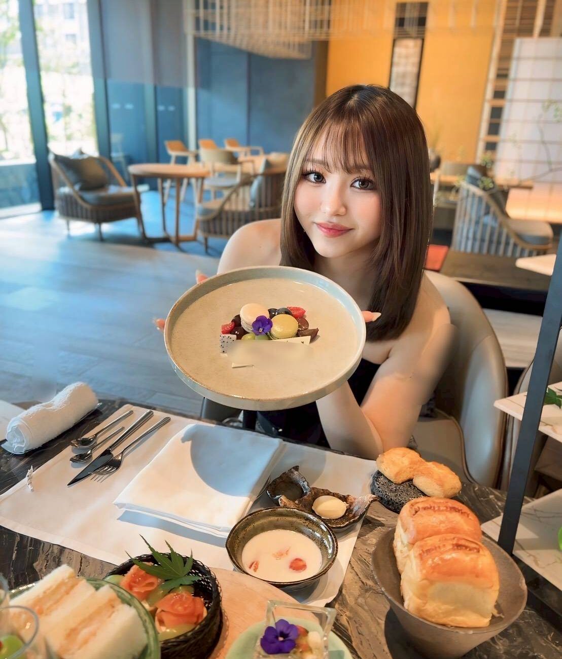 皐　由梨愛 – 25歳